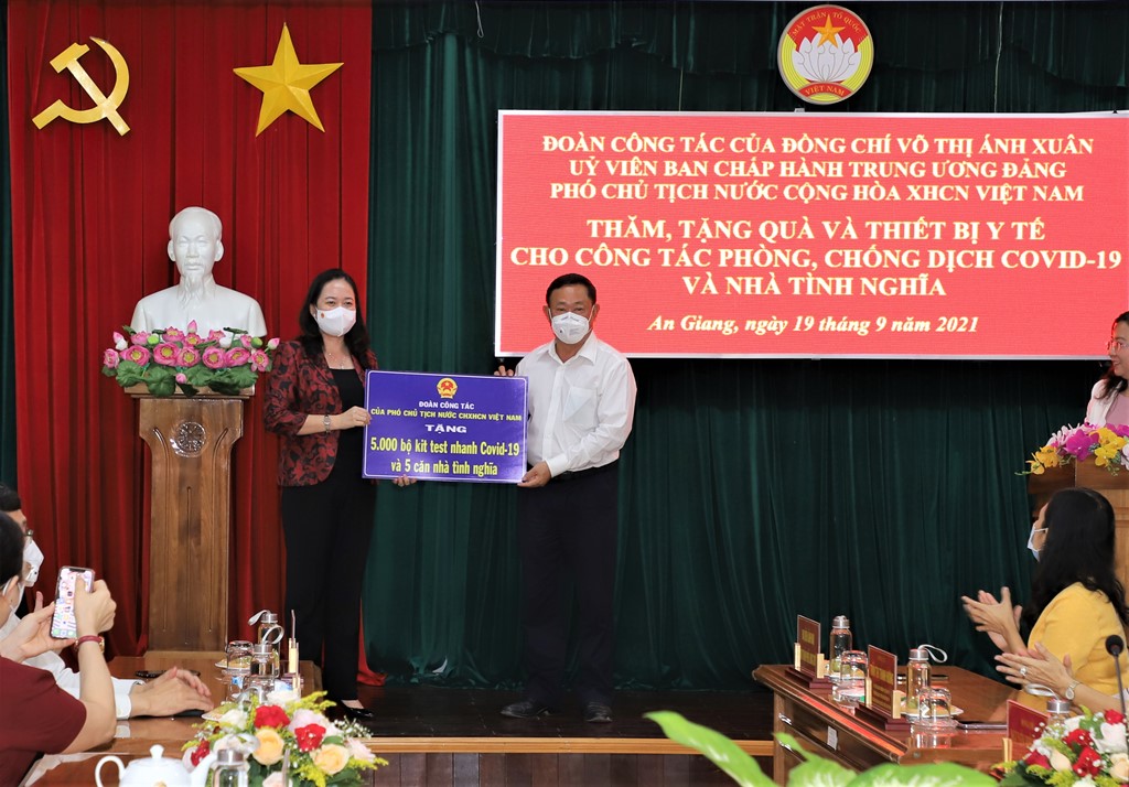 Đoàn kết cùng nhau chống dịch COVID-19
