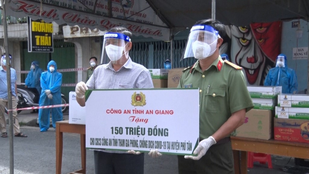 Công an An Giang trao quà hỗ trợ huyện Phú Tân phòng, chống dịch COVID-19