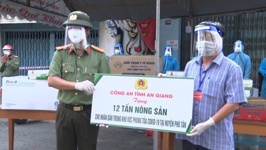 Công an An Giang trao quà hỗ trợ huyện Phú Tân phòng, chống dịch COVID-19