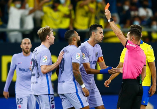 De Jong bị đuổi khỏi sân, Barca sa lầy vào khủng hoảng