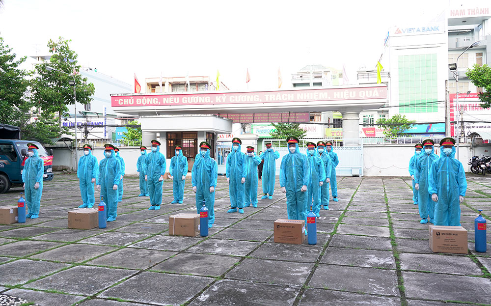 Công an An Giang tặng 2.000 bình ô-xy y tế và 50 tấn gạo hỗ trợ phòng, chống dịch COVID-19