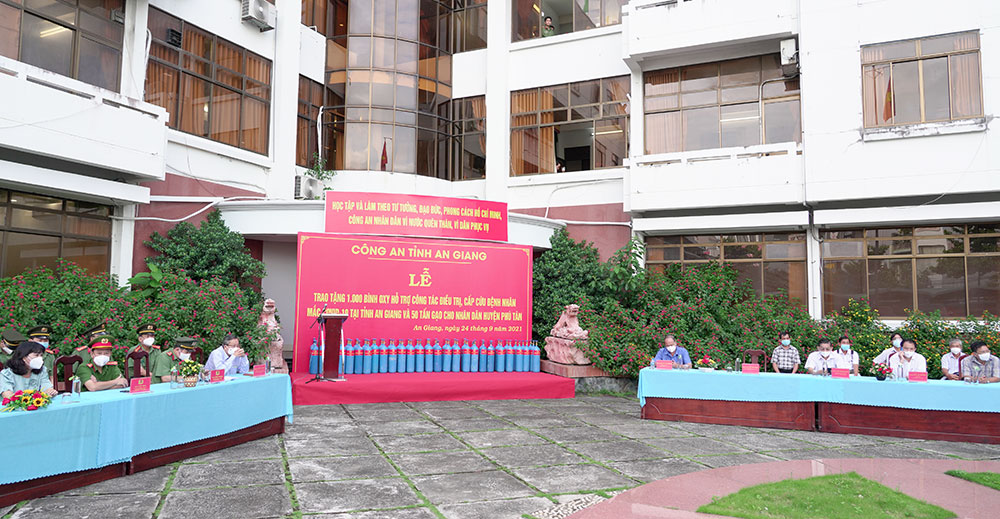 Công an An Giang tặng 2.000 bình ô-xy y tế và 50 tấn gạo hỗ trợ phòng, chống dịch COVID-19