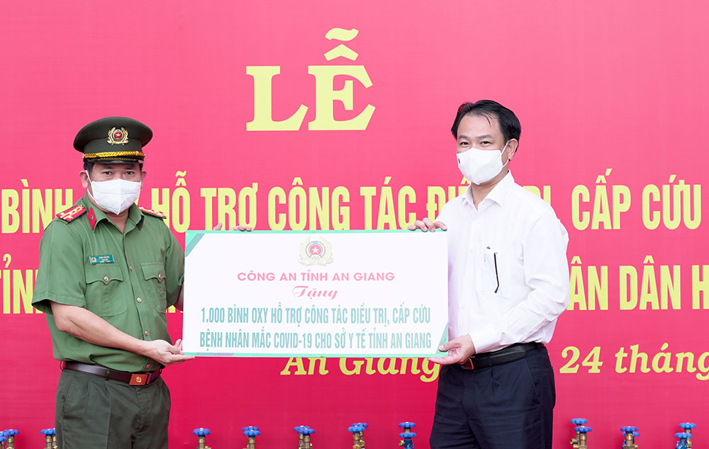 Công an An Giang tặng 2.000 bình ô-xy y tế và 50 tấn gạo hỗ trợ phòng, chống dịch COVID-19
