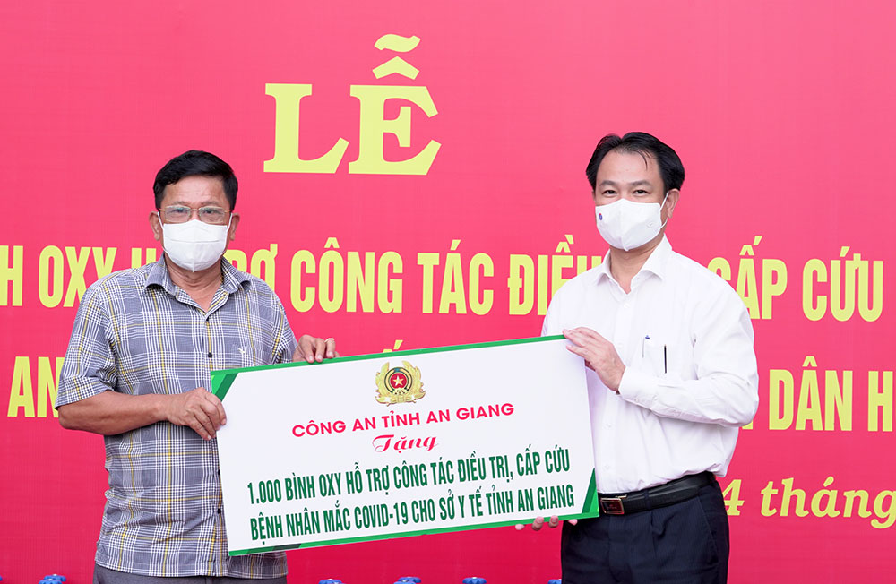 Công an An Giang tặng 2.000 bình ô-xy y tế và 50 tấn gạo hỗ trợ phòng, chống dịch COVID-19
