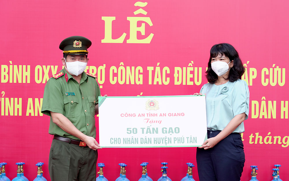 Công an An Giang tặng 2.000 bình ô-xy y tế và 50 tấn gạo hỗ trợ phòng, chống dịch COVID-19
