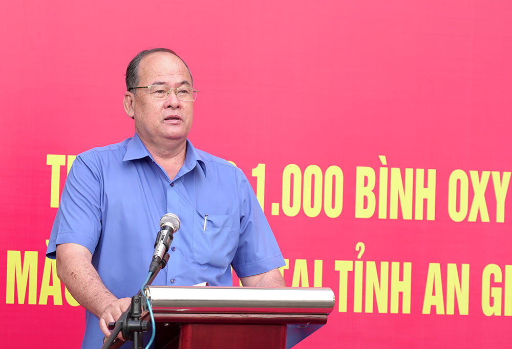 Công an An Giang tặng 2.000 bình ô-xy y tế và 50 tấn gạo hỗ trợ phòng, chống dịch COVID-19