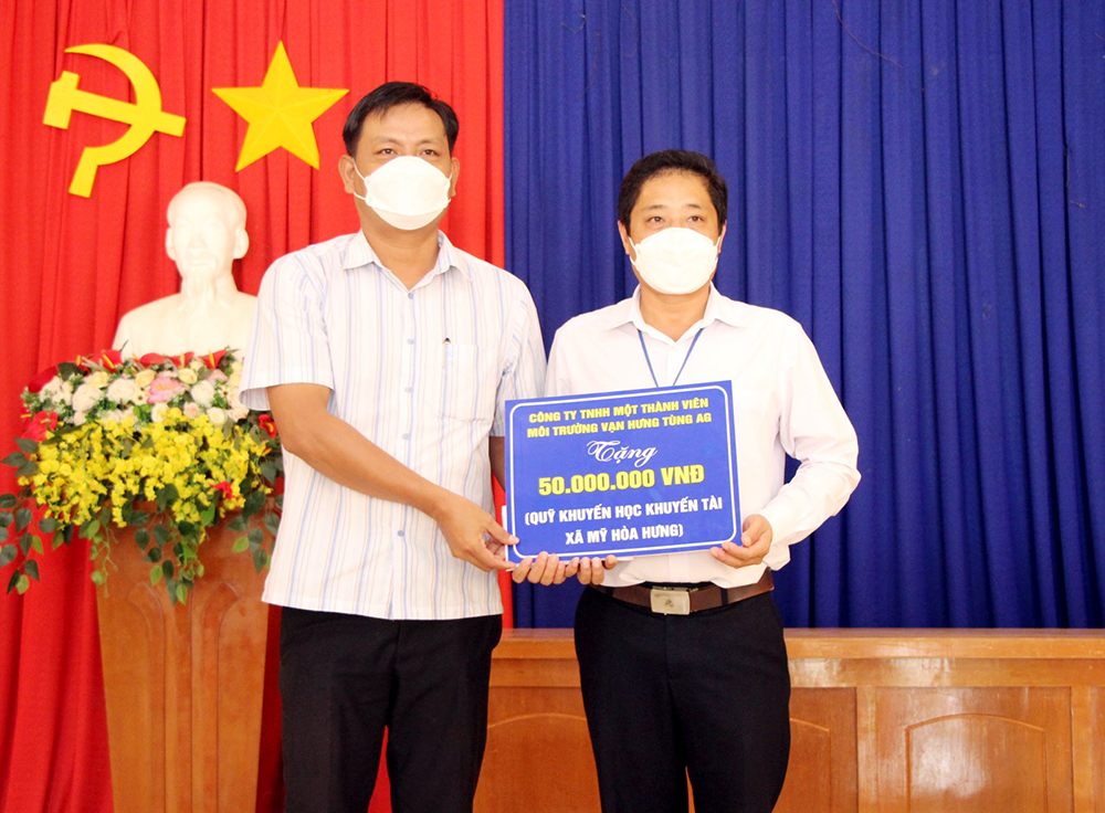 Công ty TNHH MTV Môi trường Vạn Hưng Tùng tặng Quỹ Khuyến học- Khuyến tài xã Mỹ Hòa Hưng 50 triệu đồng