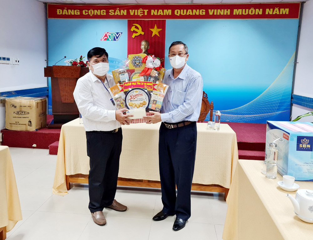 Thường trực Tỉnh ủy thăm, động viên Báo An Giang và Đài phát thanh – Truyền hình An Giang