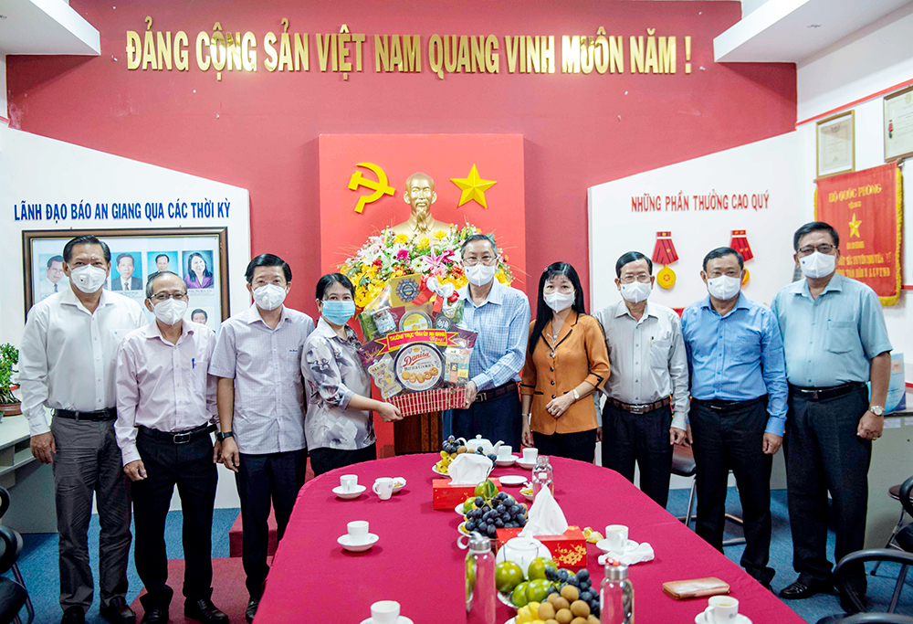 Thường trực Tỉnh ủy thăm, động viên Báo An Giang và Đài phát thanh – Truyền hình An Giang