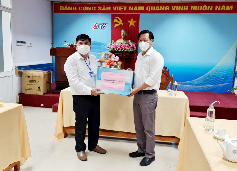 Thường trực Tỉnh ủy thăm, động viên Báo An Giang và Đài phát thanh – Truyền hình An Giang