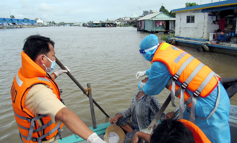 Tuần tra kiểm soát, tuyên truyền phòng, chống dịch COVID-19 trên tuyến đường thủy nội địa khu vực sông Châu Đốc