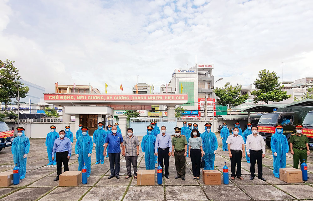 Công an An Giang tặng 2.000 bình ô-xy y tế và 50 tấn gạo hỗ trợ phòng, chống dịch COVID-19