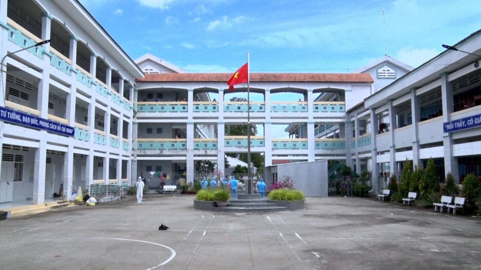Phó Bí thư Thường trực Huyện ủy Phú Tân thăm, động viên các y, bác sĩ tham gia điều trị bệnh nhân COVID-19