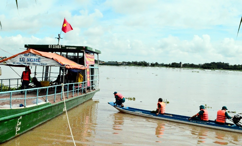 Những ngày bám chốt trên sông