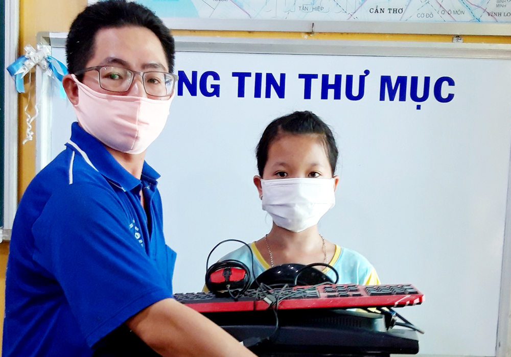 Trường THCS Lê Hồng Phong tặng 11 máy tính cho học sinh học trực tuyến