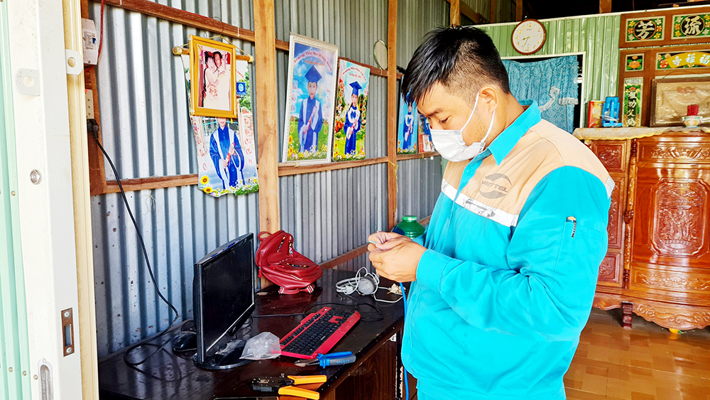 Trường THCS Lê Hồng Phong tặng 11 máy tính cho học sinh học trực tuyến