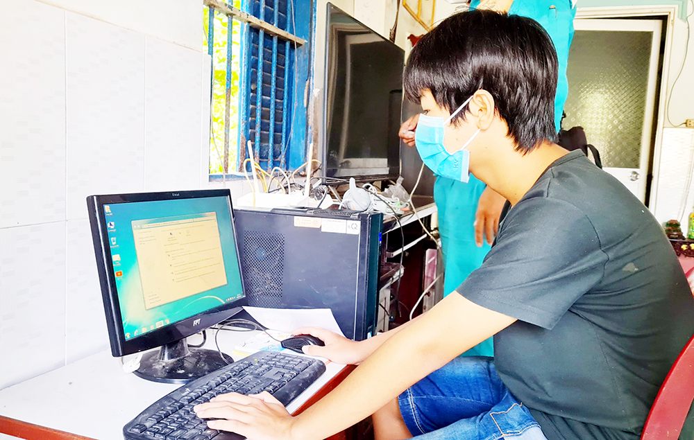 Trường THCS Lê Hồng Phong tặng 11 máy tính cho học sinh học trực tuyến