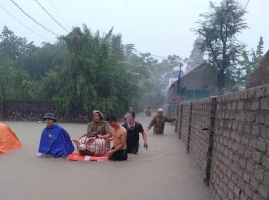 Mưa lũ lớn, hơn 700 ngôi nhà bị ngập, sạt, 1 người bị nước cuốn mất tích