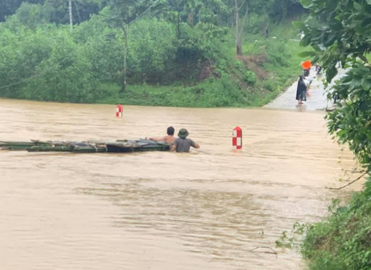 Mưa lũ lớn, hơn 700 ngôi nhà bị ngập, sạt, 1 người bị nước cuốn mất tích