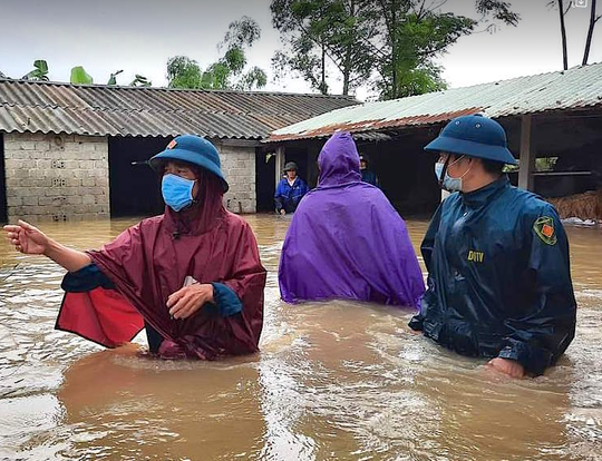 Mưa lũ lớn, hơn 700 ngôi nhà bị ngập, sạt, 1 người bị nước cuốn mất tích