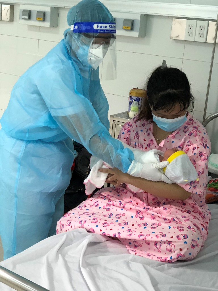 Sản phụ đón về từ tỉnh Bình Dương đã sinh con tại khu cách ly Bệnh viện Sản-Nhi An Giang