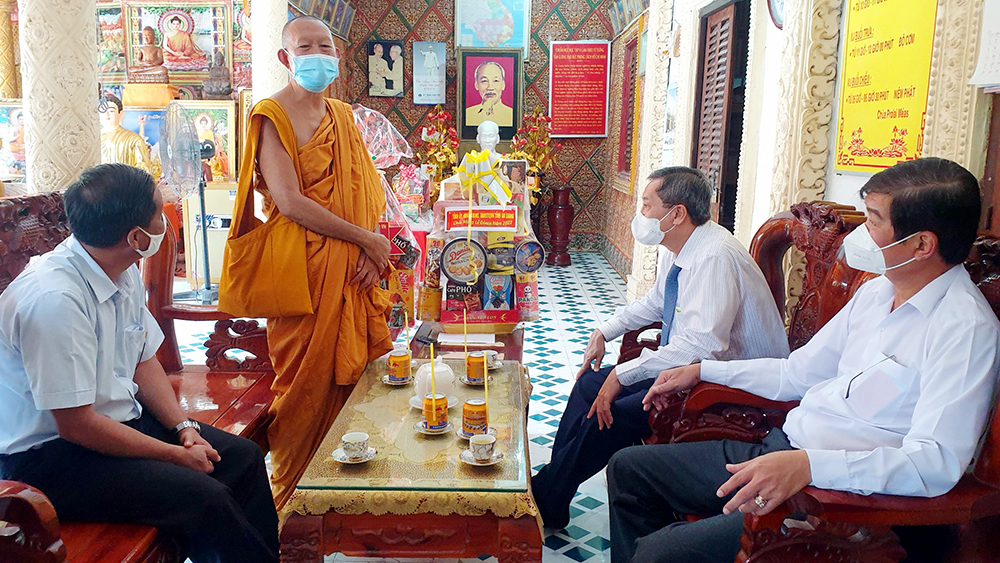 Phó Bí thư Thường trực Tỉnh ủy Lê Văn Nưng thăm, chúc Tết Sene Dolta tại huyện Tịnh Biên