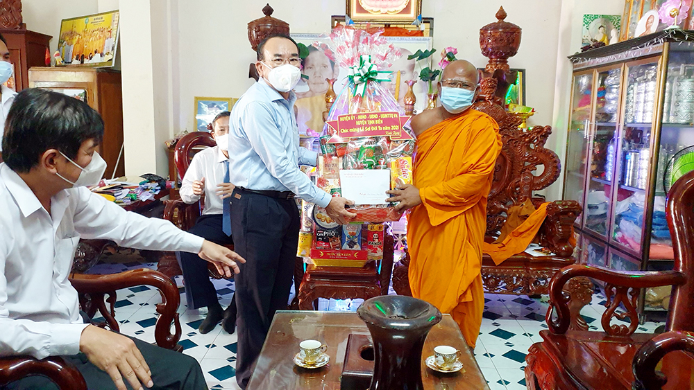 Phó Bí thư Thường trực Tỉnh ủy Lê Văn Nưng thăm, chúc Tết Sene Dolta tại huyện Tịnh Biên