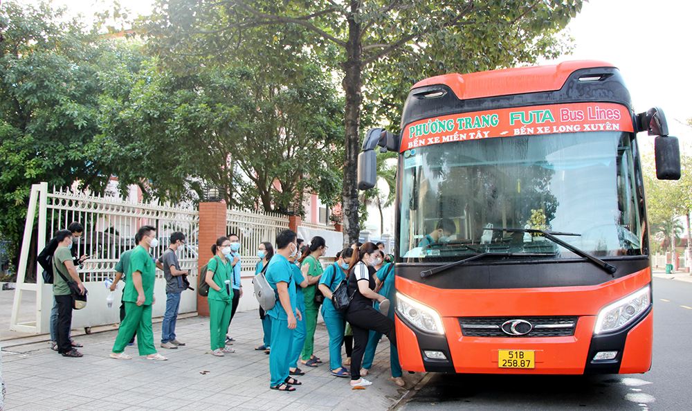 Trên 140 y, bác sĩ tỉnh An Giang ra quân chi viện thực hiện chiến dịch xét nghiệm SARS-CoV-2 cho toàn dân TX. Tân Châu
