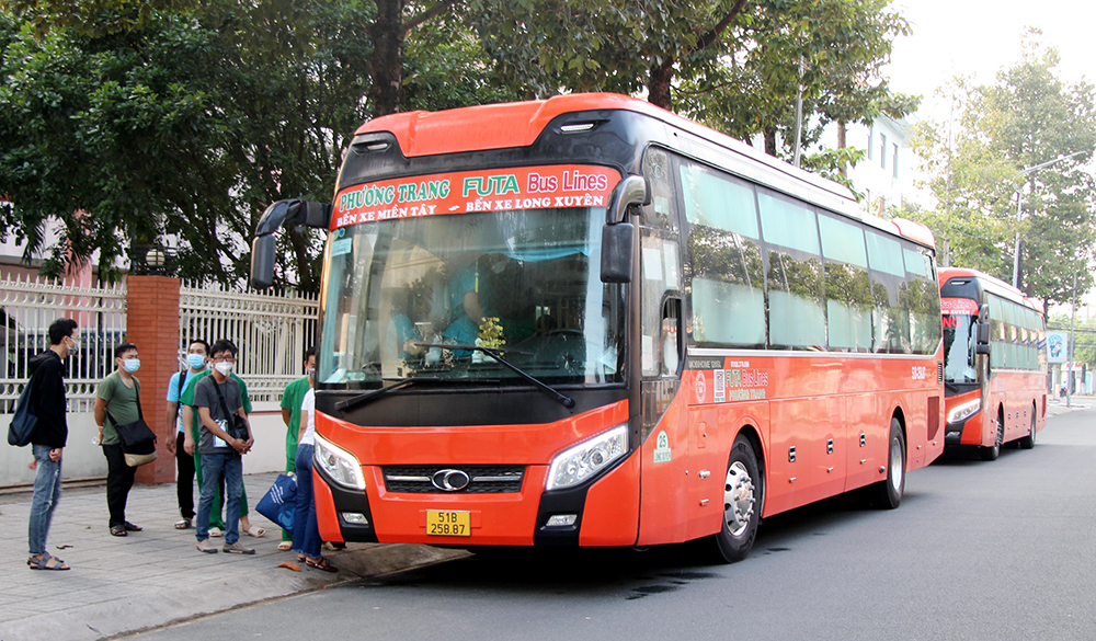 Trên 140 y, bác sĩ tỉnh An Giang ra quân chi viện thực hiện chiến dịch xét nghiệm SARS-CoV-2 cho toàn dân TX. Tân Châu