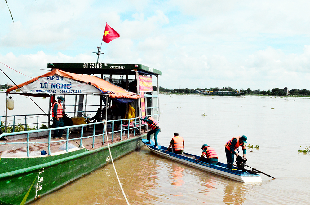 Phòng tuyến chống dịch trên sông