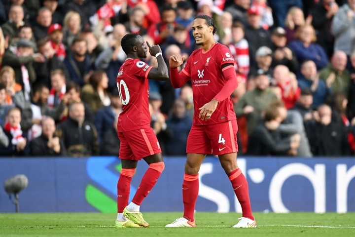 Salah ghi siêu phẩm, Liverpool chia điểm kịch tính với Liverpool