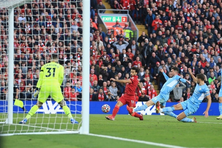 Salah ghi siêu phẩm, Liverpool chia điểm kịch tính với Liverpool