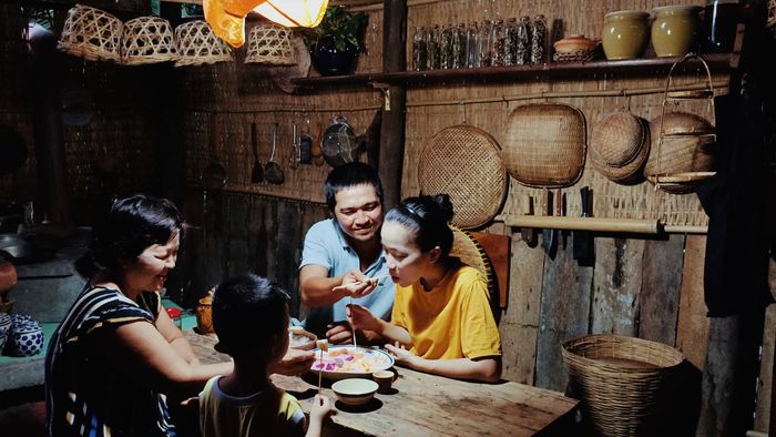 Cặp đôi Bến Tre 'bỏ phố về quê' làm nông trại đẹp như khu du lịch