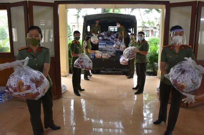 Hình ảnh xúc động đón công dân miền Tây trở về