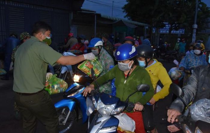 Hình ảnh xúc động đón công dân miền Tây trở về