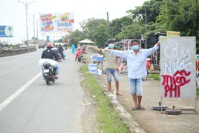Hình ảnh xúc động đón công dân miền Tây trở về