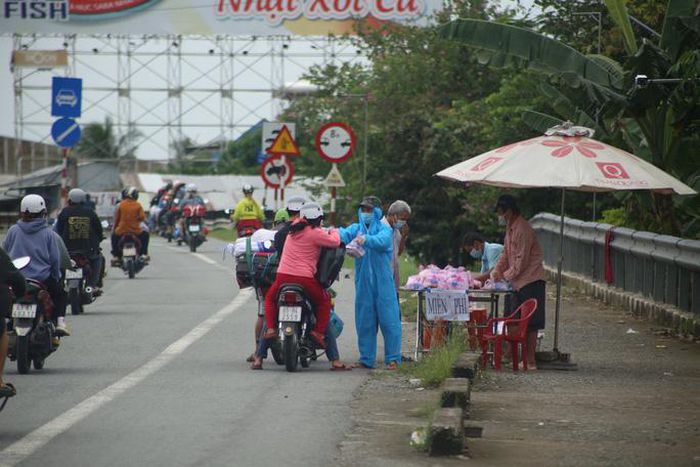 Hình ảnh xúc động đón công dân miền Tây trở về