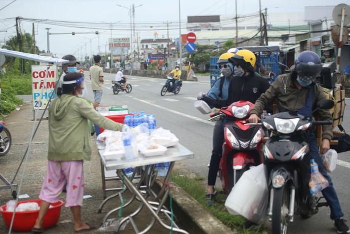 Hình ảnh xúc động đón công dân miền Tây trở về
