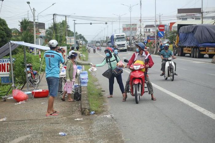 Hình ảnh xúc động đón công dân miền Tây trở về