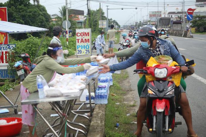 Hình ảnh xúc động đón công dân miền Tây trở về