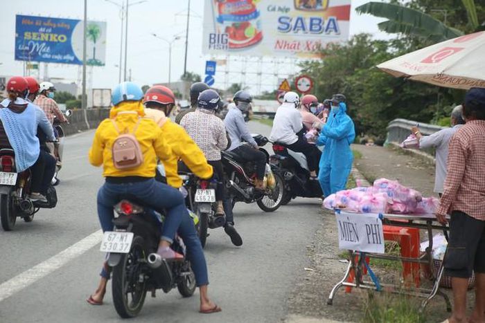 Hình ảnh xúc động đón công dân miền Tây trở về