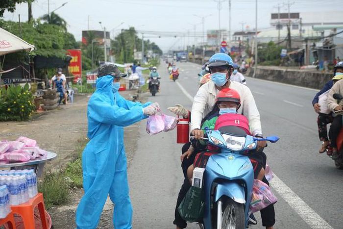 Hình ảnh xúc động đón công dân miền Tây trở về