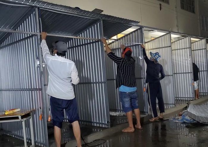 Hình ảnh xúc động đón công dân miền Tây trở về