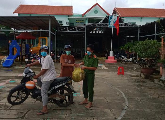 Hình ảnh xúc động đón công dân miền Tây trở về