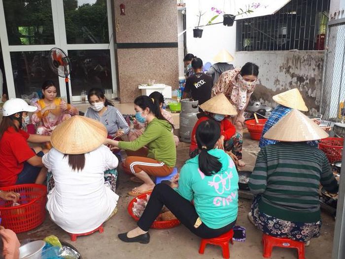 Hình ảnh xúc động đón công dân miền Tây trở về