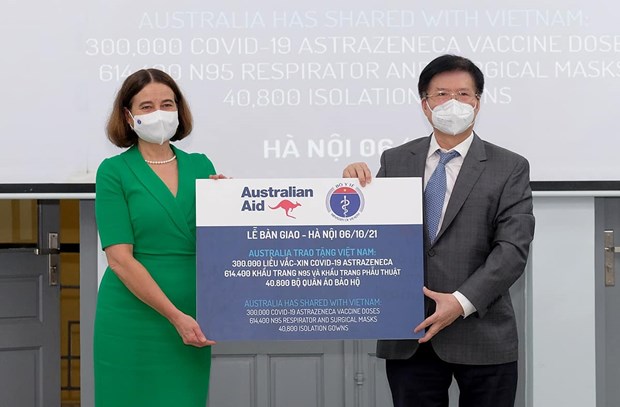 Tiếp nhận 300.000 liều vaccine COVID-19 và thiết bị y tế từ Australia