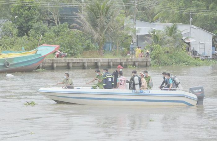 Kiên Giang: Bị sà lan đâm trúng, chồng đau đớn nhìn vợ con mất hút trong đêm