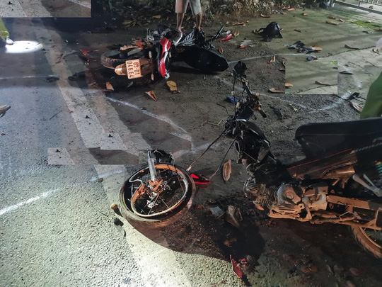 Hai xe máy tông nhau làm 2 người chết, 3 trọng thương