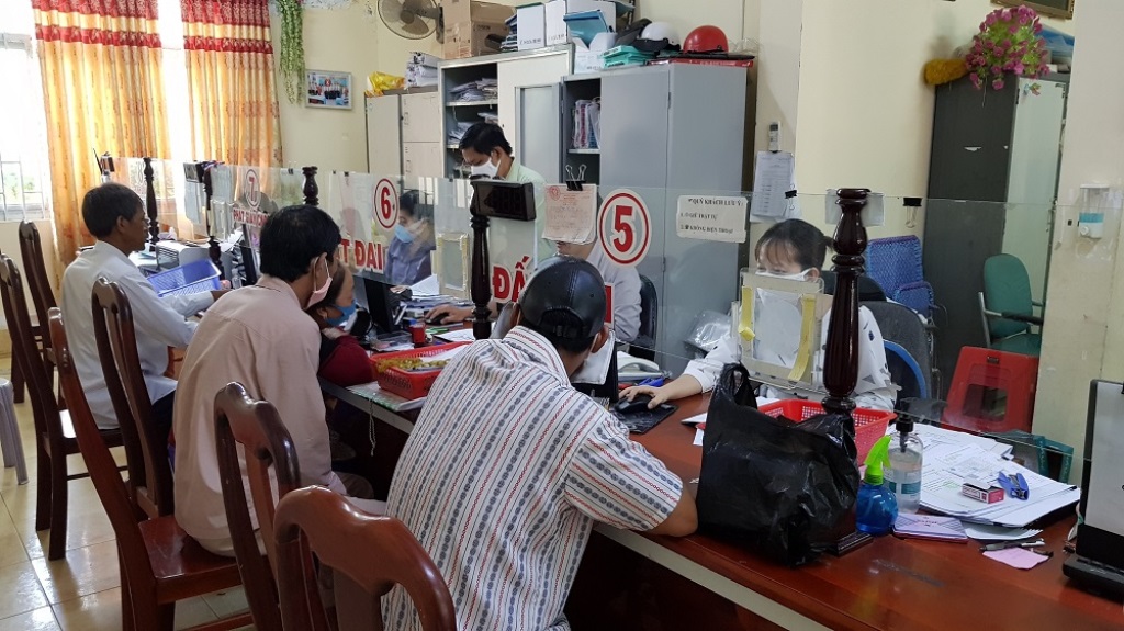 Châu Phú trực tiếp nhận hồ sơ thủ tục hành chính của người dân đang cư trú trên địa bàn huyện từ ngày 11-10