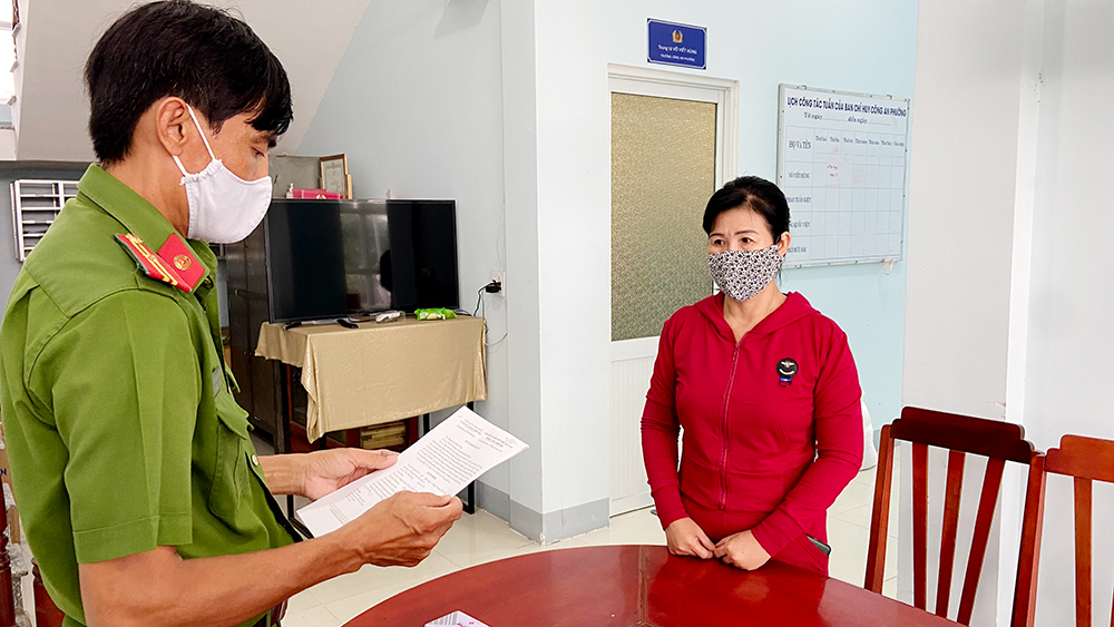 Tạm giữ hình sự đối tượng nữ “quậy” trong giờ giới nghiêm
